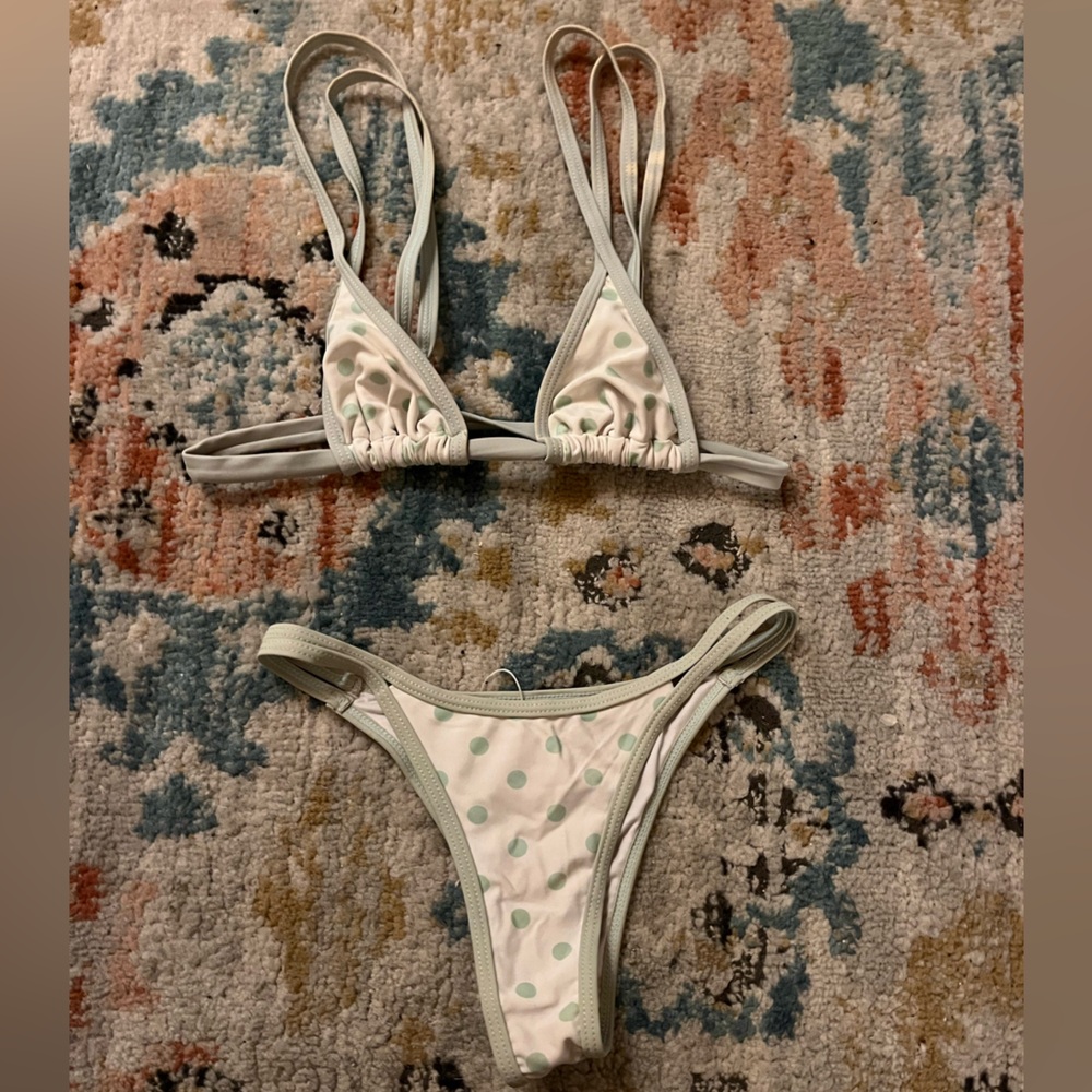 Princess Polly green and white polka dot bikini. Size: xs